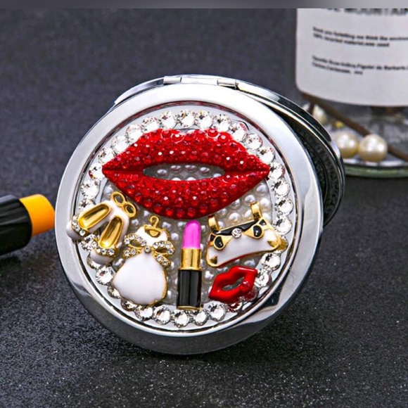 GLITZ AND GLAM FOLDABLE POCKETS MIRROR. - Picture 3 of 7